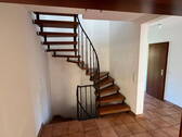 Treppe, EG-Flur mit WC-Tür - Einfamilienhaus mit 160,00 m&sup2; in Wedel zum Kaufen