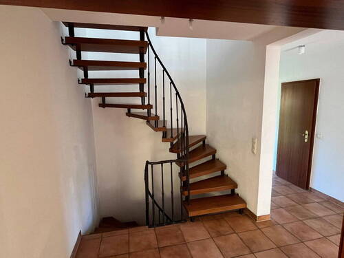 Treppe, EG-Flur mit WC-Tür - Einfamilienhaus mit 160,00 m&sup2; in Wedel zum Kaufen