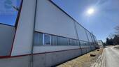 Glasfensterlinie erhellt die Halle innen - 