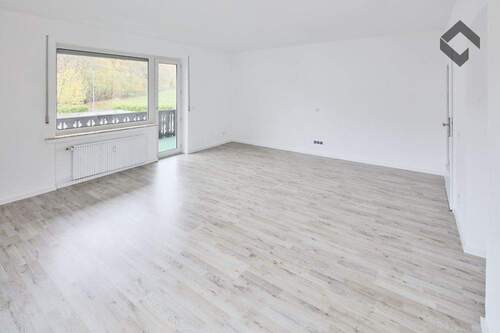 Bild 1 - Erstbezug nach Renovierung - großzügige Wohnung mit Balkon & Garten