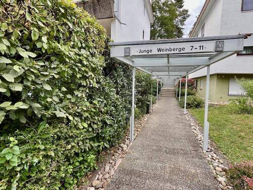 Eingang Straße - 3 Zimmer Etagenwohnung in Waiblingen