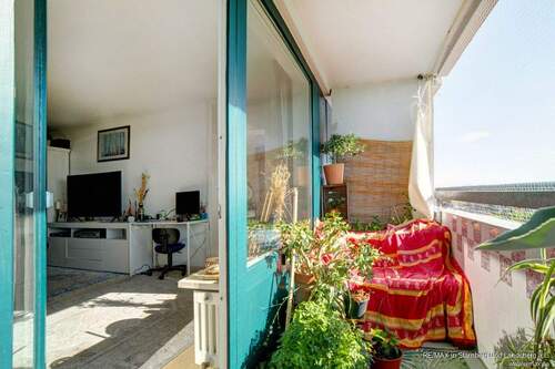 Schlaf- und Arbeitszimmer, hell und lichtdurchflutet mit West- Loggia/Balkon über die gesamte Breite der Fensterfront der Wohnung - 