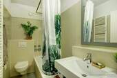 Modernisiertes Bad mit Wanne/Dusche und WC - 