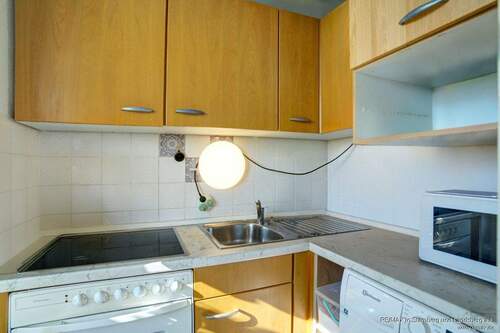 Helle, freundlich und gut ausgestattete Küche - 