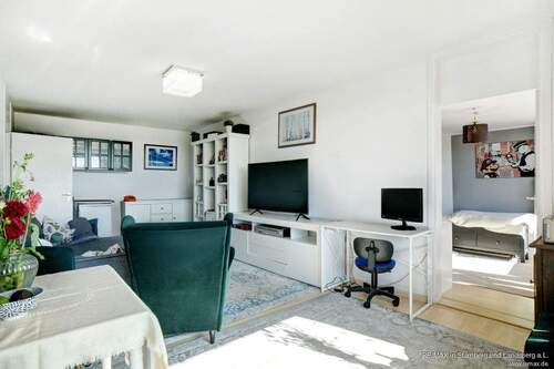 Großes, helles und freundliches Wohnzimmer mit Parkett, West-Ausrichtung und großem Balkon/großer Loggia - 