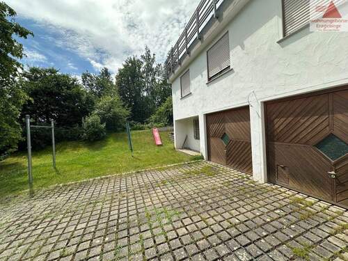 Zufahrt Garage - Mehrfamilienhaus, Wohnhaus mit 235,00 m&sup2; in Lichtenstein/Sachsen zum Kaufen