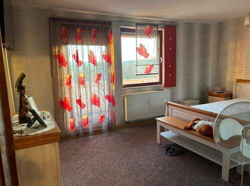 9 Schlafzimmer im OG mit Balkonzugang.jpg - 