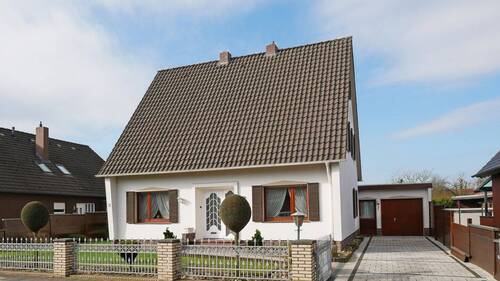 V1650 Frontansicht - Einfamilienhaus mit Garage und Wintergarten