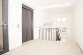 Treppenhaus mit Aufzug - 