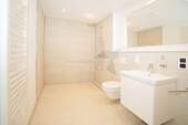 Muster Badezimmer - + Frühlingsangebot! Sonnenstunden genießen + 2-Zimmer-Wohnung mit Südterrasse und Einbauküche