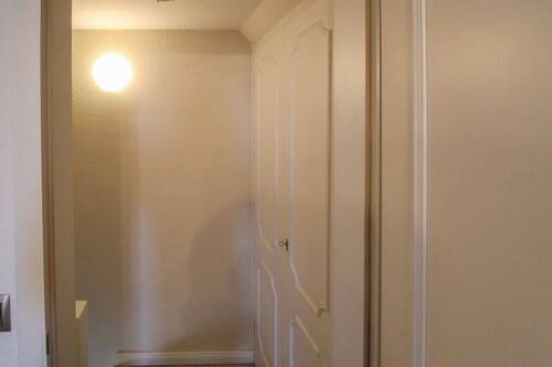 Flur mit Einbauschrank im Dachgeschoss - 