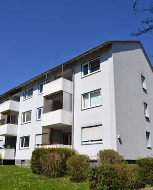 Akazienallee 8, Blick über die Grünanlage auf ein mehrgeschossiges Wohngebäude mit heller Fassade und Südbalkonen - Großzügige 3-Zimmerwohnung in ruhiger Lage am Baunsberg