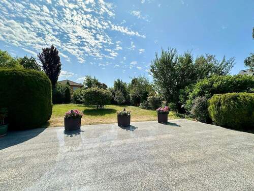 große Terrasse mit Blick in den Garten - 