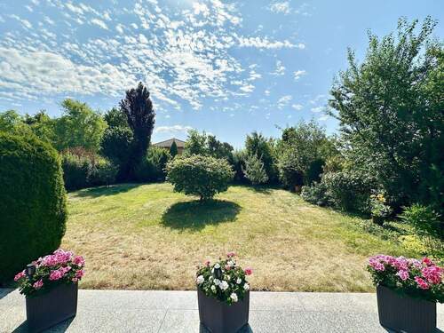 große Terrasse mit Blick in den Garten - Einfamilienhaus mit 218,00 m&sup2; in Dresden zum Kaufen