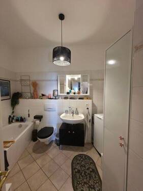 Mittel (Badezimmer).jpeg - Etagenwohnung mit 63,50 m&sup2; in Görlitz zur Miete