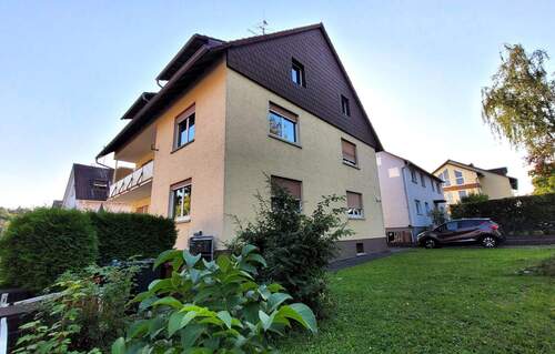 Haus mit Garten Ansicht.jpg - Mehrfamilienhaus mit drei Wohneinheiten mit drei Garagen und Garten