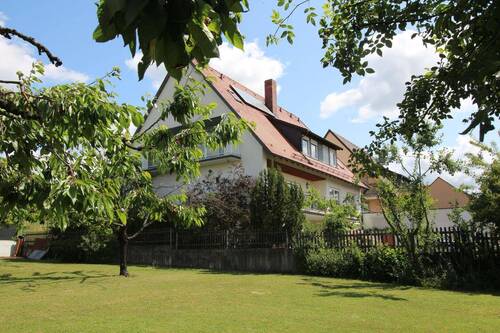 Giebelansicht - Mehrfamilienhaus, Wohnhaus in Rödelsee zum Kaufen