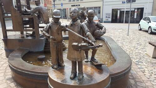 Figurengruppe spielende Kinder - 