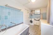 ... anliegendem Badezimmer. - 