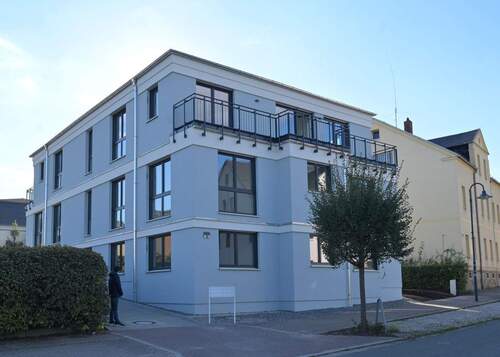 Ansicht von der Straße aus - Moderne 3-Zimmer-Wohnung mit großem Balkon