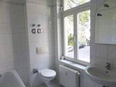 Bad mit Wanne und Fenster - 