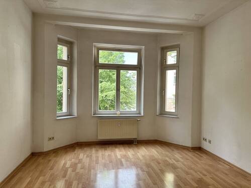 helles Wohnzimmer - 2 Zimmer Etagenwohnung zum Kaufen in Zwickau - Marienthal