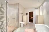 Dusche, Badewanne und Sauna im Elternbad - 