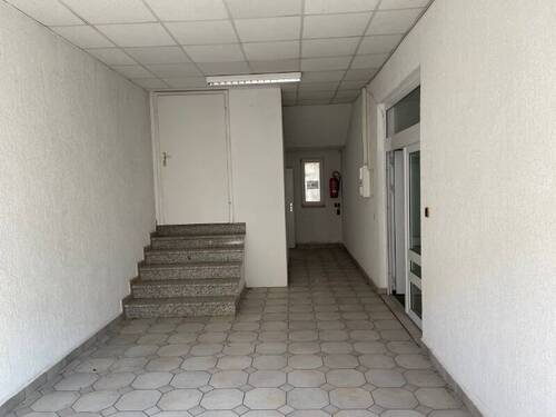 Treppenhaus am rechten Hauseingang - 