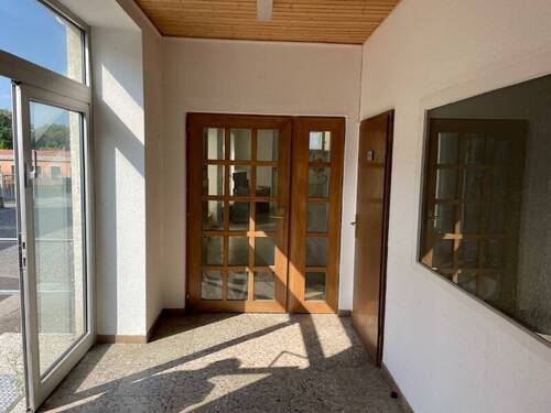 vom linken Hauseingang zum Saal West - 1 Zimmer Mehrfamilienhaus, Wohnhaus in Bischofswerda