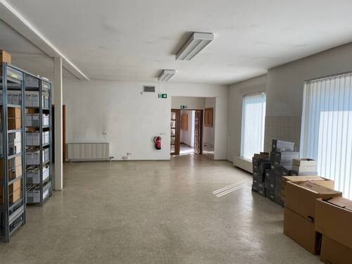 links zu Sozialräumen, rechts zum Ausgang - 