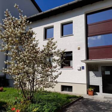 Hausansicht2 - Moderne, gepflegte 3- Zimmerwohnung sofort beziehbar !
