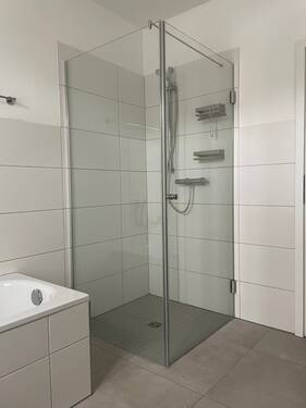 Dusche im Badezimmer - 