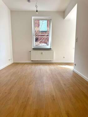 Wohnzimmer - +++RUHIGE NEU RENOVIERTE IM HINTERHAUS GELEGENE 2-ZIMMER-WOHNUNG IN ZENTRALER LAGE +++