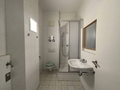 Gästebad mit Dusche - 