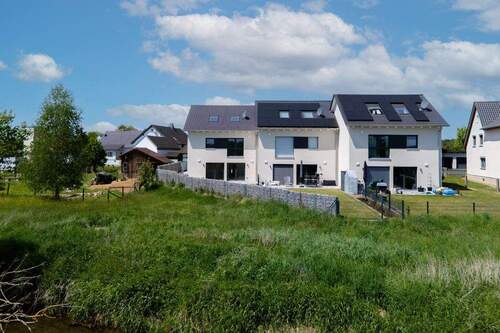 Anwesen Südansicht - Reihenendhaus mit 148,70 m&sup2; in Langquaid zum Kaufen