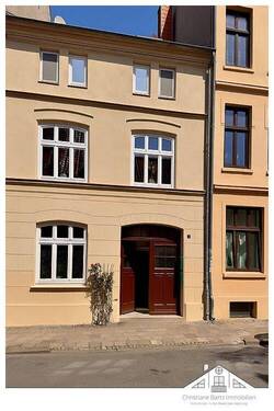 Hausansicht vorn - Schickes Stadthaus mit charmantem Innenhof und Einliegerwohnung zu verkaufen