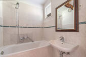 Gepflegtes Badezimmer mit komfortabler Badewanne - 