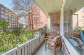 Sonniger Balkon mit Blick ins Grüne - 