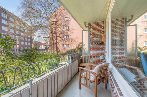 Sonniger Balkon mit Blick ins Grüne - 