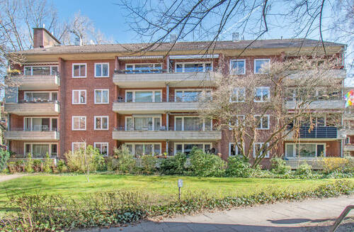 Attraktive Außenansicht des gepflegten Mehrfamilienhauses - Vermietete Erdgeschosswohnung mit schönem Balkon - Wohnen im beliebten Hoheluft-West