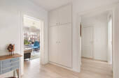Heller Flurbereich mit praktischem Einbauschrank - 2 Zimmer Etagenwohnung in Hamburg