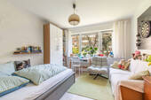Gemütliches Schlafzimmer mit viel Tageslicht - 