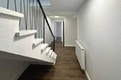 Flur mit Treppe - 