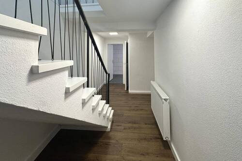 Flur mit Treppe - 
