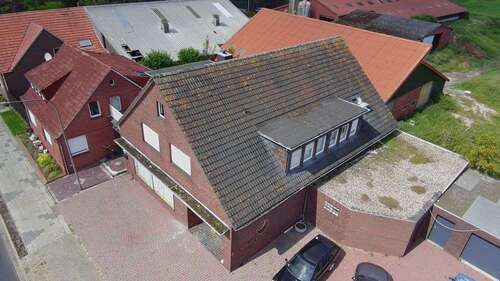 Hausansicht Drohne - Zweifamilienhaus mit Gewerbeeinheit! Eine WE vermietet eine WE leerstehend und leerstehende GE