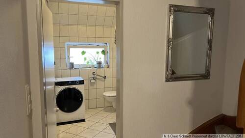 Flur mit Blick ins Gäste Bad - 