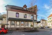 Haus Seitenansicht - 3 Wohnungen + 3 Apartments + Bäckerei im Herzen der Kurstadt Königsfeld - Um- und Ausbaupotential