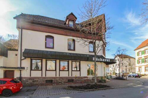 Haus Seitenansicht - 3 Wohnungen + 3 Apartments + Bäckerei im Herzen der Kurstadt Königsfeld - Um- und Ausbaupotential