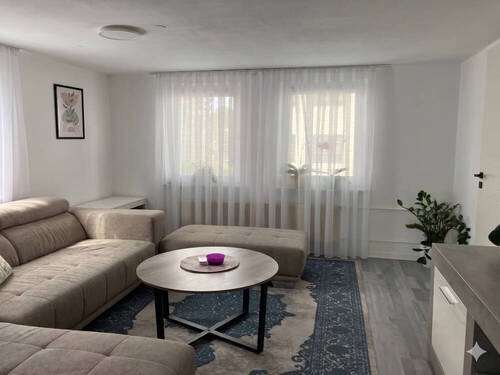 EG: Wohnzimmer mit Blick Richtung Straße - 