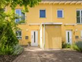 Hauseingang und Stellplatz - 4 Zimmer Reihenendhaus zur Miete in Leipzig